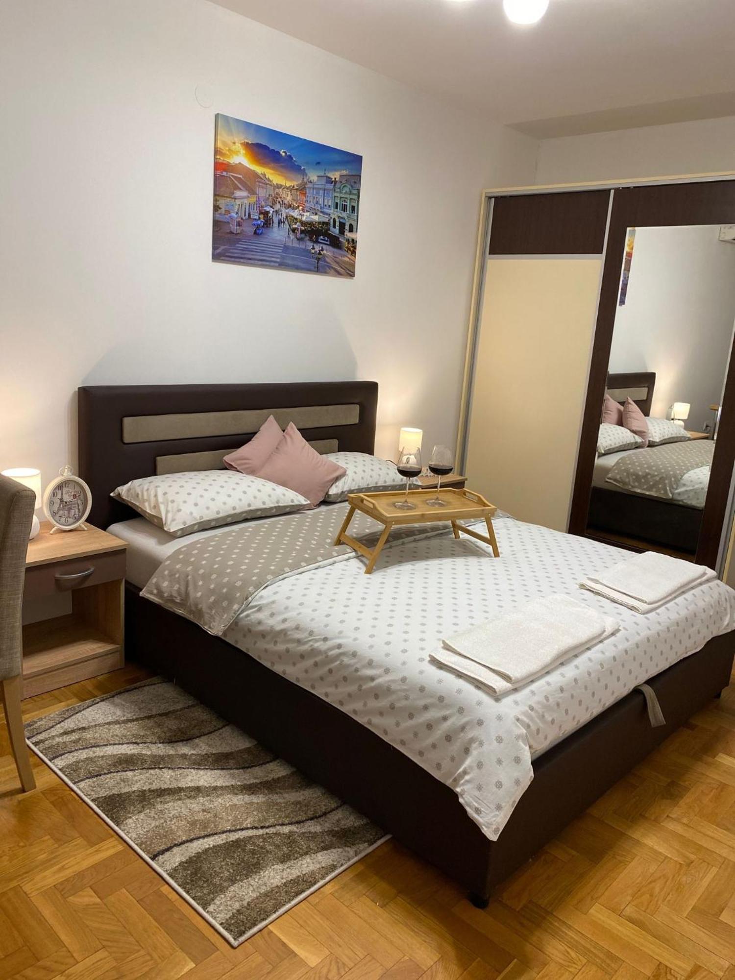 Apartman Ns Dan Centar Novi Sad Eksteriør billede